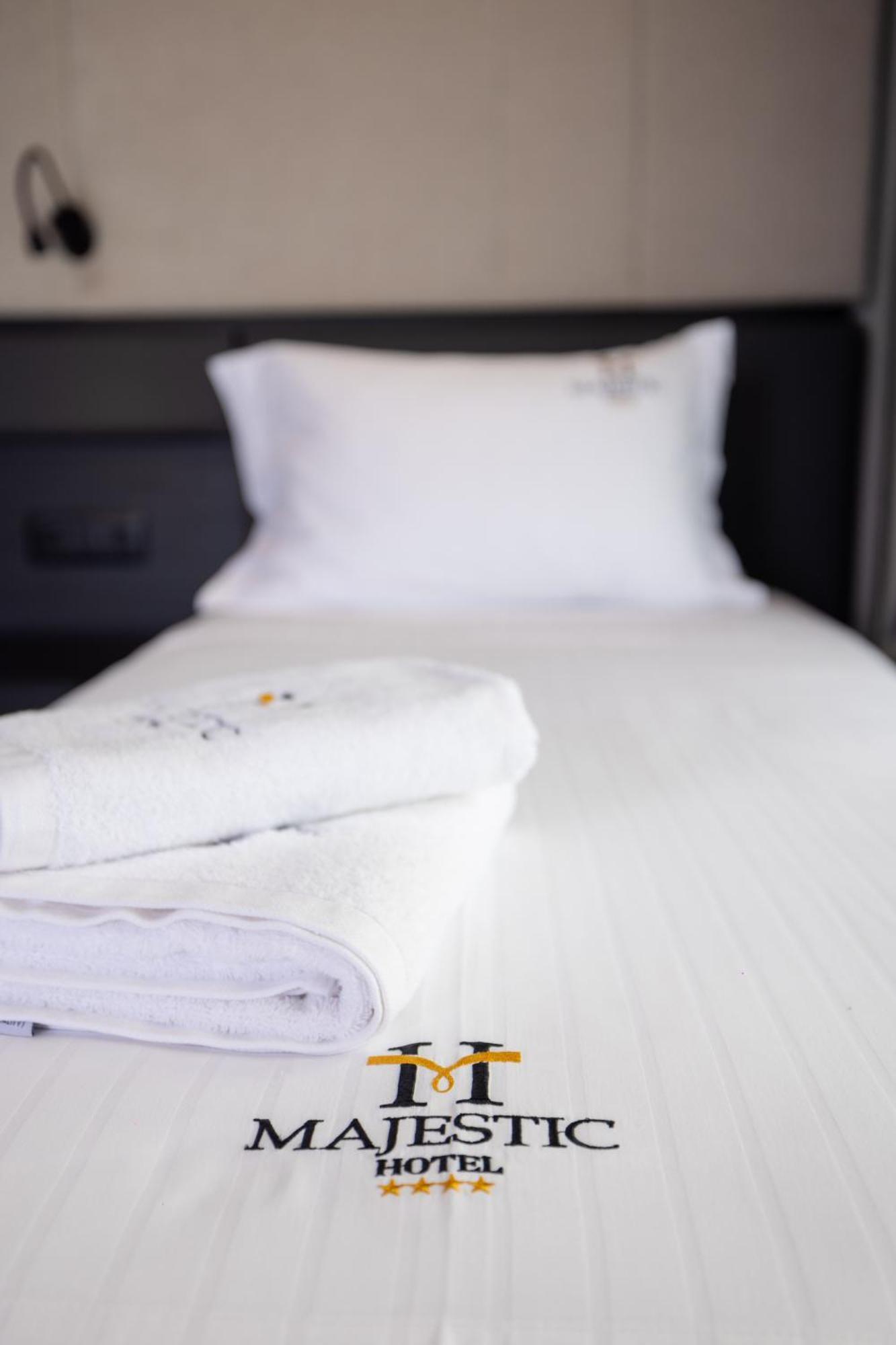 Hotel Majestic Radhimë Zewnętrze zdjęcie