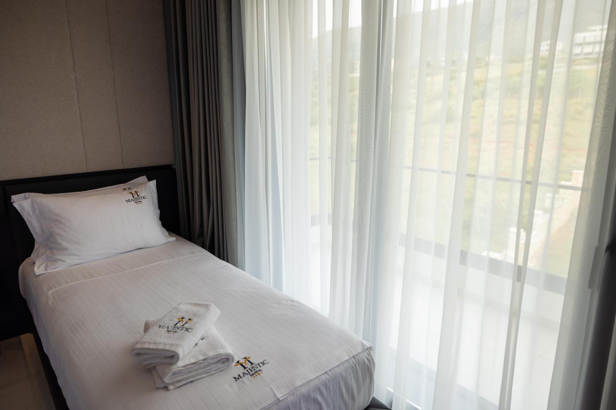 Hotel Majestic Radhimë Zewnętrze zdjęcie